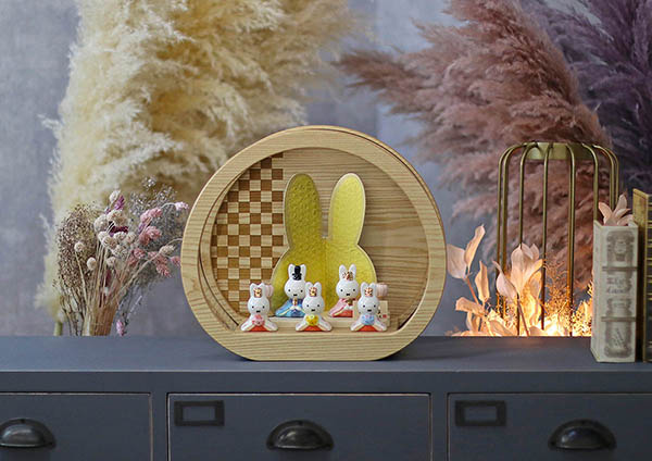 雛人形 吉徳 miffy ミッフィー 磁器 ひな人形 うさこ 親王 官女 五人飾り 円型 丸型 檜風木目 アクリルケース 詳細画像 吉徳 雛人形 miffy ミッフィー 磁器 ひな人形 うさこ 親王 官女 五人飾り 円型 丸型 檜風木目 アクリルケース 詳細画像