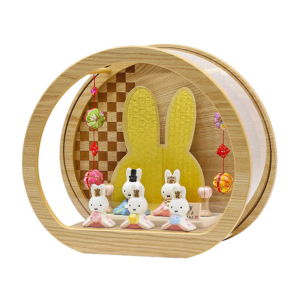 吉徳　 雛人形　miffy  ミッフィー 磁器 ひな人形 うさこ 親王 官女 五人飾り 円型 丸型 檜風木目 アクリルケース 鞠二連つるし付き　詳細画像