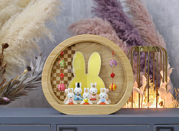 吉徳　 雛人形　miffy  ミッフィー 磁器 ひな人形 うさこ 親王 官女 五人飾り 円型 丸型 檜風木目 アクリルケース 鞠二連つるし付き　詳細画像