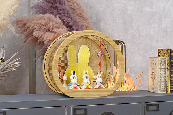 吉徳　 雛人形　miffy  ミッフィー 磁器 ひな人形 うさこ 親王 官女 五人飾り 円型 丸型 檜風木目 アクリルケース 鞠二連つるし付き　詳細画像