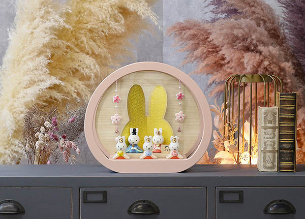 吉徳　 雛人形　miffy  ミッフィー 磁器 ひな人形 うさこ 親王 官女 五人飾り 円型 丸型 木目バック ピンクベージュ塗 桜つるし付き アクリルケース　詳細画像