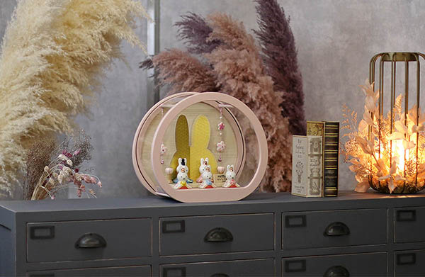 吉徳　 雛人形　miffy  ミッフィー 磁器 ひな人形 うさこ 親王 官女 五人飾り 円型 丸型 木目バック ピンクベージュ塗 桜つるし付き アクリルケース　詳細画像