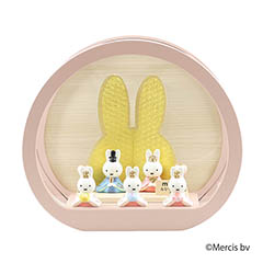 雛人形: miffy  ミッフィー 磁器 ひな人形 うさこ 親王 官女 五人飾り 円型 丸型 木目バック ピン