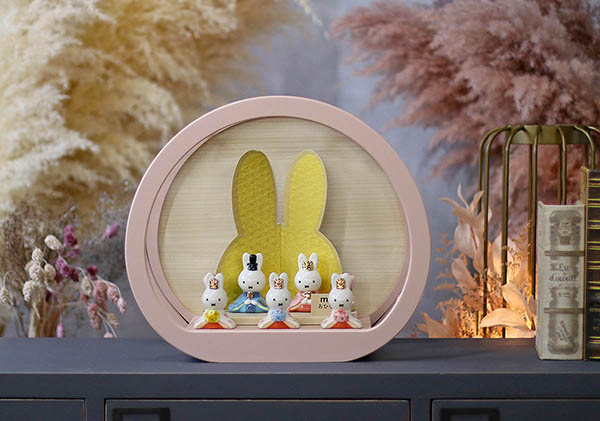 吉徳　 雛人形　miffy  ミッフィー 磁器 ひな人形 うさこ 親王 官女 五人飾り 円型 丸型 木目バック ピンクベージュ塗 アクリルケース　詳細画像