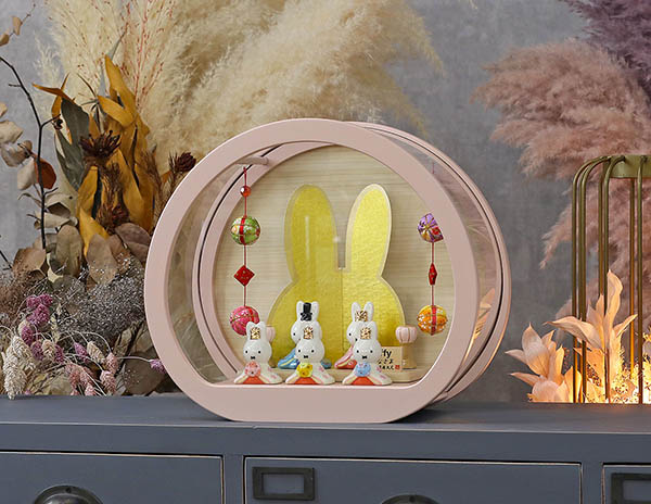 吉徳　 雛人形　miffy  ミッフィー 磁器 ひな人形 うさこ 親王 官女 五人飾り 円型 丸型 木目バック ピンクベージュ塗 アクリルケース 鞠二連つるし付き　詳細画像