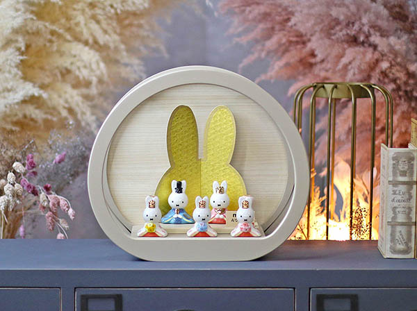 吉徳　 雛人形　miffy  ミッフィー 磁器 ひな人形 うさこ 親王 官女 五人飾り 円型 丸型 木目バック モカベージュ塗 アクリルケース　詳細画像