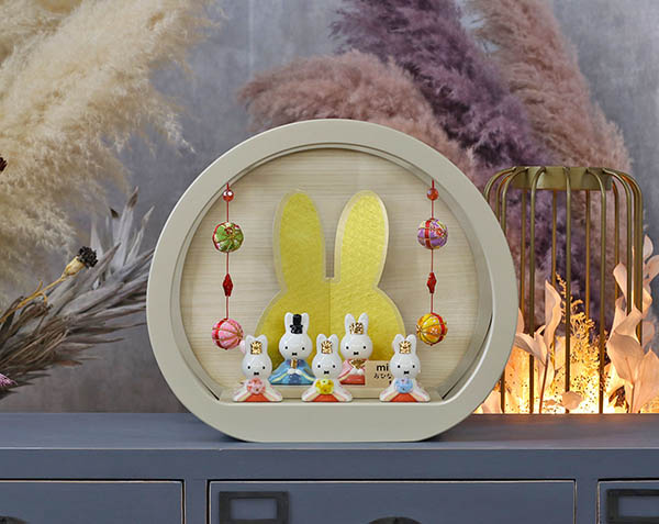 吉徳　 雛人形　miffy  ミッフィー 磁器 ひな人形 うさこ 親王 官女 五人飾り 円型 丸型 木目バック モカベージュ塗 アクリルケース 鞠二連つるし付き　詳細画像