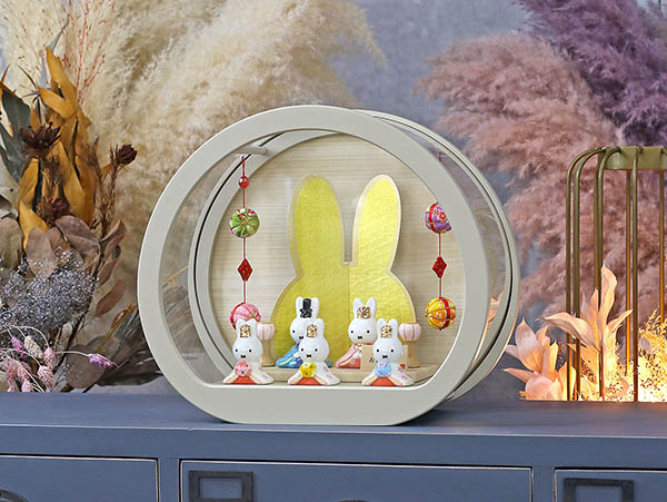 吉徳　 雛人形　miffy  ミッフィー 磁器 ひな人形 うさこ 親王 官女 五人飾り 円型 丸型 木目バック モカベージュ塗 アクリルケース 鞠二連つるし付き　詳細画像