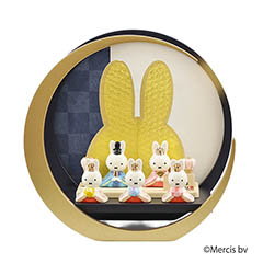 雛人形: miffy  ミッフィー 磁器 ひな人形 うさこ 親王 官女 五人飾り 円形丸型 市松柄 三日月飾り