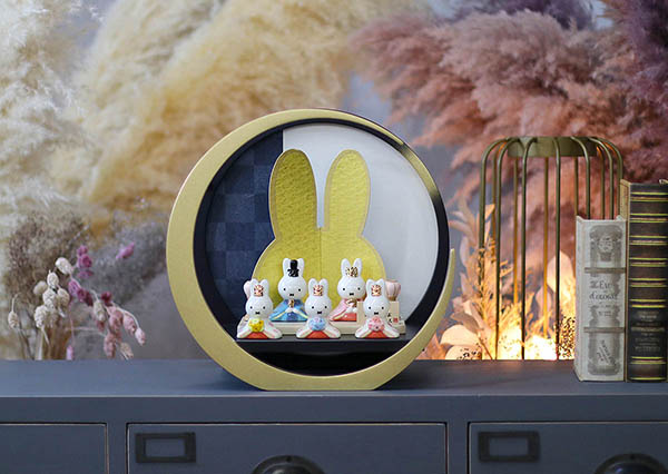 吉徳　 雛人形　miffy  ミッフィー 磁器 ひな人形 うさこ 親王 官女 五人飾り 円形丸型 市松柄 三日月飾り台　詳細画像