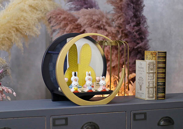 吉徳　 雛人形　miffy  ミッフィー 磁器 ひな人形 うさこ 親王 官女 五人飾り 円形丸型 市松柄 三日月飾り台　詳細画像