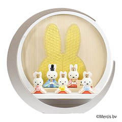 雛人形: miffy  ミッフィー 磁器 ひな人形 うさこ 親王 官女 五人飾り 白銀 木製 円形 三日月形飾