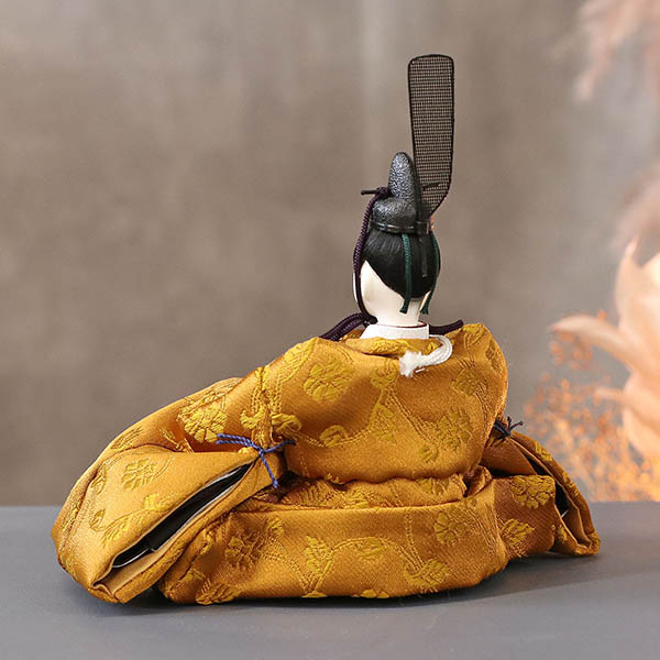 雛人形 柴田家千代 柴田家千代作 葵 黄櫨染 唐花文様 金茶/赤 柳親王 裾長衣装着 木製 ハードメイプル突板 楕円形飾り台 平飾り 詳細画像 柴田家千代 雛人形 柴田家千代作 葵 黄櫨染 唐花文様 金茶/赤 柳親王 裾長衣装着 木製 ハードメイプル突板 楕円形飾り台 平飾り 詳細画像