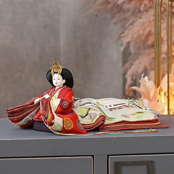 雛人形 柴田家千代 柴田家千代作 葵 黄櫨染 唐花文様 金茶/赤 柳親王 裾長衣装着 木製 ハードメイプル突板 楕円形飾り台 平飾り 詳細画像 柴田家千代 雛人形 柴田家千代作 葵 黄櫨染 唐花文様 金茶/赤 柳親王 裾長衣装着 木製 ハードメイプル突板 楕円形飾り台 平飾り 詳細画像