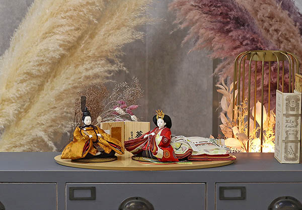 雛人形 柴田家千代 柴田家千代作 葵 黄櫨染 唐花文様 金茶/赤 柳親王 裾長衣装着 木製 ハードメイプル突板 楕円形飾り台 平飾り 詳細画像 柴田家千代 雛人形 柴田家千代作 葵 黄櫨染 唐花文様 金茶/赤 柳親王 裾長衣装着 木製 ハードメイプル突板 楕円形飾り台 平飾り 詳細画像