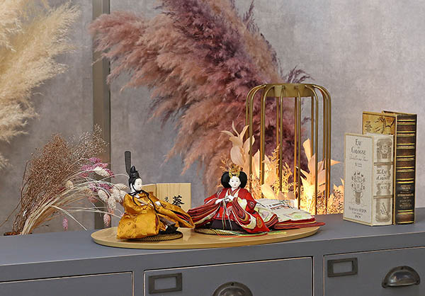 雛人形 柴田家千代 柴田家千代作 葵 黄櫨染 唐花文様 金茶/赤 柳親王 裾長衣装着 木製 ハードメイプル突板 楕円形飾り台 平飾り 詳細画像 柴田家千代 雛人形 柴田家千代作 葵 黄櫨染 唐花文様 金茶/赤 柳親王 裾長衣装着 木製 ハードメイプル突板 楕円形飾り台 平飾り 詳細画像