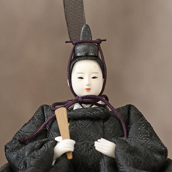 雛人形 柴田家千代 柴田家千代作 葵 有職 向鶴丸文 黒/赤 柳親王 裾長衣装着 木製 ハードメイプル突板 楕円形飾り台 平飾り 詳細画像 柴田家千代 雛人形 柴田家千代作 葵 有職 向鶴丸文 黒/赤 柳親王 裾長衣装着 木製 ハードメイプル突板 楕円形飾り台 平飾り 詳細画像