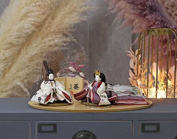 雛人形 柴田家千代 柴田家千代作 葵 算崩地紋 刺繍桜ちらし 白紫 柳親王 裾長衣装着 木製 ハードメイプル突板 楕円形飾り台 平飾り 詳細画像 柴田家千代 雛人形 柴田家千代作 葵 算崩地紋 刺繍桜ちらし 白紫 柳親王 裾長衣装着 木製 ハードメイプル突板 楕円形飾り台 平飾り 詳細画像