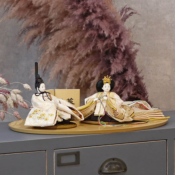 雛人形 柴田家千代 柴田家千代作 葵 唐花文様に刺繍 かすみ桜 白金 柳親王 裾長衣裳着 木製 ハードメイプル突板 楕円形飾り台 平飾り 詳細画像 柴田家千代 雛人形 柴田家千代作 葵 唐花文様に刺繍 かすみ桜 白金 柳親王 裾長衣裳着 木製 ハードメイプル突板 楕円形飾り台 平飾り 詳細画像