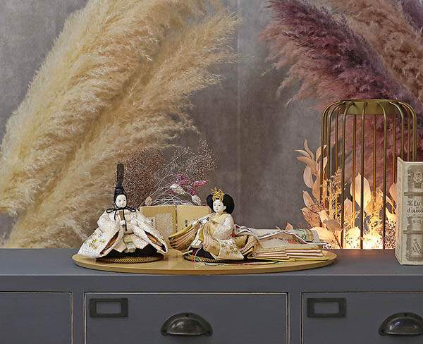 雛人形 柴田家千代 柴田家千代作 葵 唐花文様に刺繍 かすみ桜 白金 柳親王 裾長衣裳着 木製 ハードメイプル突板 楕円形飾り台 平飾り 詳細画像 柴田家千代 雛人形 柴田家千代作 葵 唐花文様に刺繍 かすみ桜 白金 柳親王 裾長衣裳着 木製 ハードメイプル突板 楕円形飾り台 平飾り 詳細画像