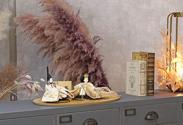 雛人形 柴田家千代 柴田家千代作 葵 唐花文様に刺繍 かすみ桜 白金 柳親王 裾長衣裳着 木製 ハードメイプル突板 楕円形飾り台 平飾り 詳細画像 柴田家千代 雛人形 柴田家千代作 葵 唐花文様に刺繍 かすみ桜 白金 柳親王 裾長衣裳着 木製 ハードメイプル突板 楕円形飾り台 平飾り 詳細画像