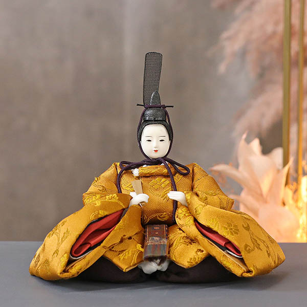 柴田家千代　 雛人形　柴田家千代作 葵 黄櫨染 唐花文様 金茶/赤 柳親王 裾長衣装着 紅白梅 扇面松文様屏風 タモ材 木製飾り台 平飾り　詳細画像