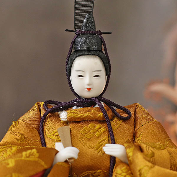 柴田家千代　 雛人形　柴田家千代作 葵 黄櫨染 唐花文様 金茶/赤 柳親王 裾長衣装着 紅白梅 扇面松文様屏風 タモ材 木製飾り台 平飾り　詳細画像