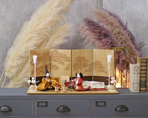 柴田家千代　 雛人形　柴田家千代作 葵 黄櫨染 唐花文様 金茶/赤 柳親王 裾長衣装着 紅白梅 扇面松文様屏風 タモ材 木製飾り台 平飾り　詳細画像