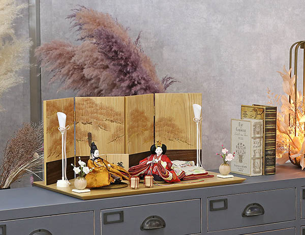 柴田家千代　 雛人形　柴田家千代作 葵 黄櫨染 唐花文様 金茶/赤 柳親王 裾長衣装着 紅白梅 扇面松文様屏風 タモ材 木製飾り台 平飾り　詳細画像