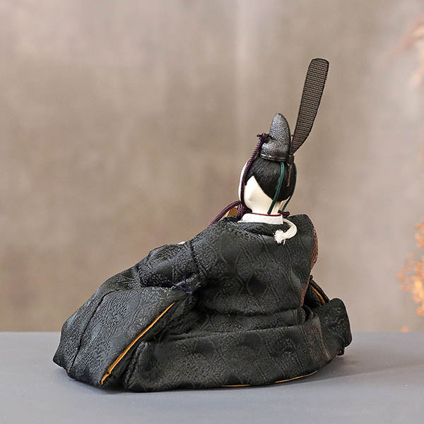 柴田家千代　 雛人形　柴田家千代作 葵 有職 向鶴丸文 黒/赤 柳親王 裾長衣装着 紅白梅 扇面松文様屏風 タモ材 木製飾り台 平飾り　詳細画像