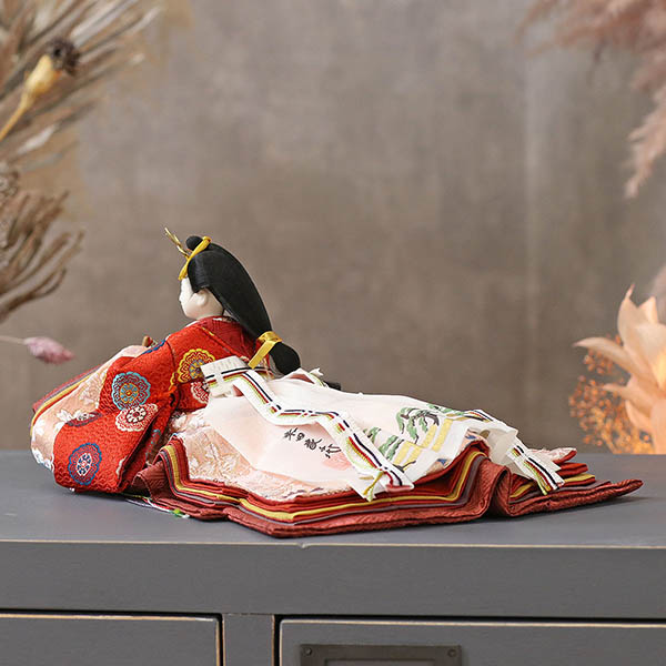 柴田家千代　 雛人形　柴田家千代作 葵 有職 向鶴丸文 黒/赤 柳親王 裾長衣装着 紅白梅 扇面松文様屏風 タモ材 木製飾り台 平飾り　詳細画像