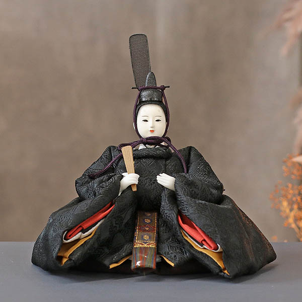 柴田家千代　 雛人形　柴田家千代作 葵 有職 向鶴丸文 黒/赤 柳親王 裾長衣装着 紅白梅 扇面松文様屏風 タモ材 木製飾り台 平飾り　詳細画像