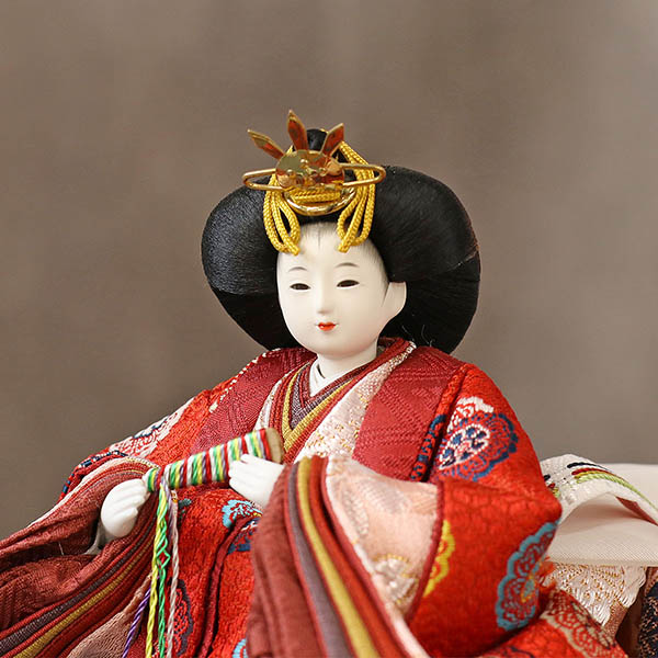 柴田家千代　 雛人形　柴田家千代作 葵 有職 向鶴丸文 黒/赤 柳親王 裾長衣装着 紅白梅 扇面松文様屏風 タモ材 木製飾り台 平飾り　詳細画像