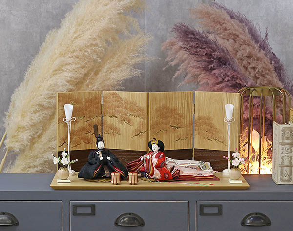 柴田家千代　 雛人形　柴田家千代作 葵 有職 向鶴丸文 黒/赤 柳親王 裾長衣装着 紅白梅 扇面松文様屏風 タモ材 木製飾り台 平飾り　詳細画像