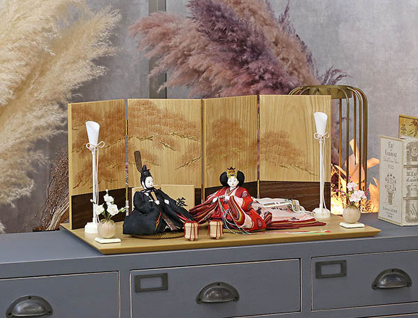 柴田家千代　 雛人形　柴田家千代作 葵 有職 向鶴丸文 黒/赤 柳親王 裾長衣装着 紅白梅 扇面松文様屏風 タモ材 木製飾り台 平飾り　詳細画像