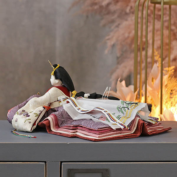 柴田家千代　 雛人形　柴田家千代作 葵 算崩地紋 刺繍桜ちらし 白紫 柳親王 裾長衣装着 紅白梅 扇面松文様屏風 タモ材 木製飾り台 平飾り　詳細画像