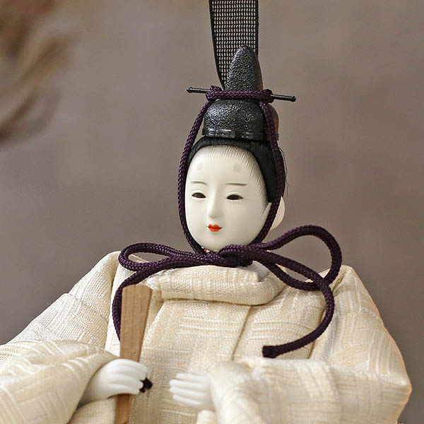 柴田家千代　 雛人形　柴田家千代作 葵 算崩地紋 刺繍桜ちらし 白紫 柳親王 裾長衣装着 紅白梅 扇面松文様屏風 タモ材 木製飾り台 平飾り　詳細画像