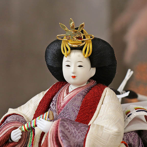 柴田家千代　 雛人形　柴田家千代作 葵 算崩地紋 刺繍桜ちらし 白紫 柳親王 裾長衣装着 紅白梅 扇面松文様屏風 タモ材 木製飾り台 平飾り　詳細画像