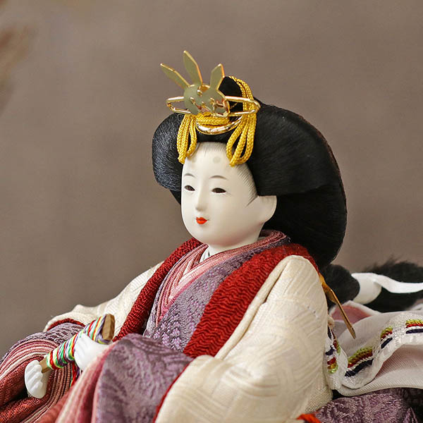 柴田家千代　 雛人形　柴田家千代作 葵 算崩地紋 刺繍桜ちらし 白紫 柳親王 裾長衣装着 紅白梅 扇面松文様屏風 タモ材 木製飾り台 平飾り　詳細画像