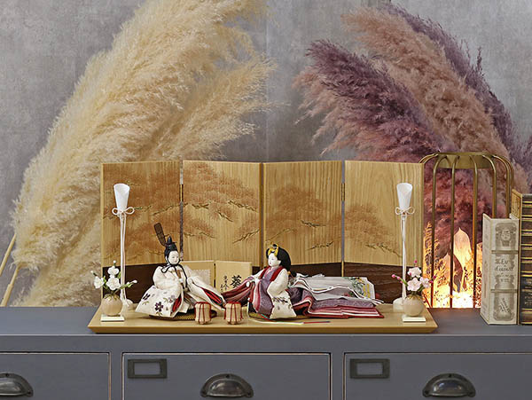 柴田家千代　 雛人形　柴田家千代作 葵 算崩地紋 刺繍桜ちらし 白紫 柳親王 裾長衣装着 紅白梅 扇面松文様屏風 タモ材 木製飾り台 平飾り　詳細画像