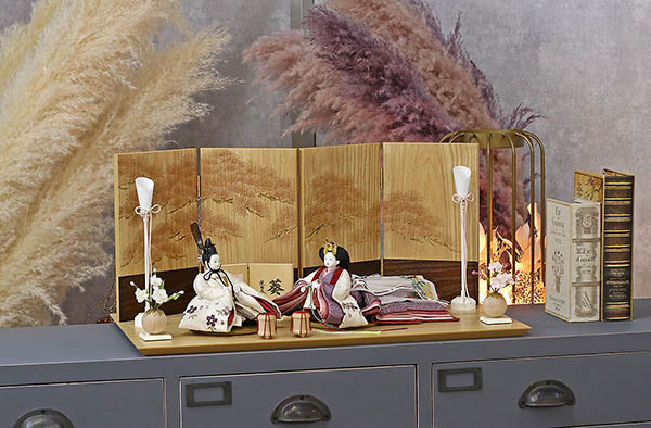 柴田家千代　 雛人形　柴田家千代作 葵 算崩地紋 刺繍桜ちらし 白紫 柳親王 裾長衣装着 紅白梅 扇面松文様屏風 タモ材 木製飾り台 平飾り　詳細画像