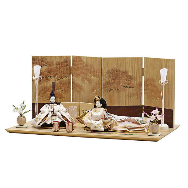 柴田家千代　 雛人形　柴田家千代作 葵 唐花文様に刺繍 かすみ桜 白金 柳親王 裾長衣裳着 紅白梅 扇面松文様屏風 タモ材 木製飾り台 平飾り　詳細画像