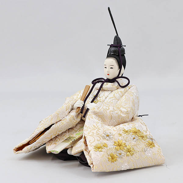 柴田家千代　 雛人形　柴田家千代作 葵 唐花文様に刺繍 かすみ桜 白金 柳親王 裾長衣裳着 紅白梅 扇面松文様屏風 タモ材 木製飾り台 平飾り　詳細画像