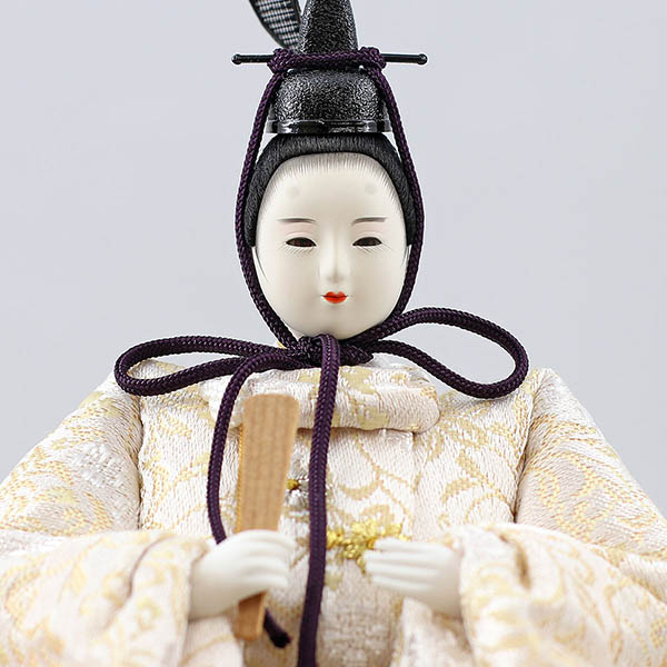 柴田家千代　 雛人形　柴田家千代作 葵 唐花文様に刺繍 かすみ桜 白金 柳親王 裾長衣裳着 紅白梅 扇面松文様屏風 タモ材 木製飾り台 平飾り　詳細画像