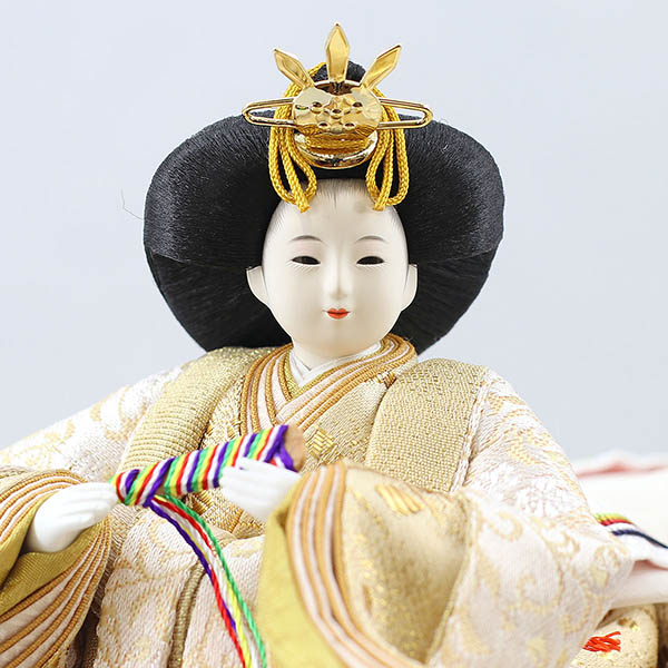 柴田家千代　 雛人形　柴田家千代作 葵 唐花文様に刺繍 かすみ桜 白金 柳親王 裾長衣裳着 紅白梅 扇面松文様屏風 タモ材 木製飾り台 平飾り　詳細画像