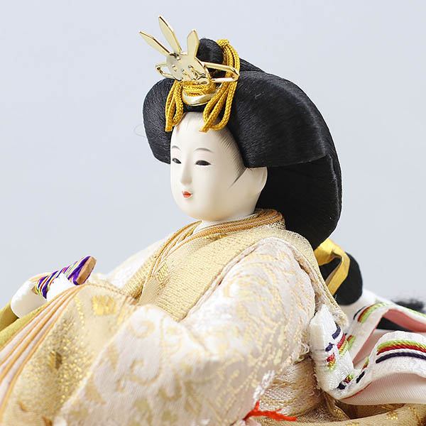 柴田家千代　 雛人形　柴田家千代作 葵 唐花文様に刺繍 かすみ桜 白金 柳親王 裾長衣裳着 紅白梅 扇面松文様屏風 タモ材 木製飾り台 平飾り　詳細画像