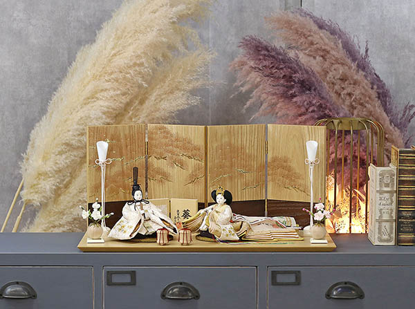 柴田家千代　 雛人形　柴田家千代作 葵 唐花文様に刺繍 かすみ桜 白金 柳親王 裾長衣裳着 紅白梅 扇面松文様屏風 タモ材 木製飾り台 平飾り　詳細画像