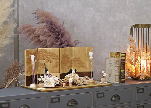 柴田家千代　 雛人形　柴田家千代作 葵 唐花文様に刺繍 かすみ桜 白金 柳親王 裾長衣裳着 紅白梅 扇面松文様屏風 タモ材 木製飾り台 平飾り　詳細画像