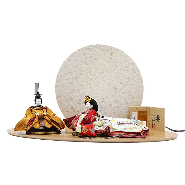柴田家千代　 雛人形　柴田家千代作 葵 黄櫨染 唐花文様 金茶/赤 柳親王 裾長衣装着 円形 丸型 LED照明付き 満月繭屏風 桜 突板 楕円形飾り台 平飾り　詳細画像