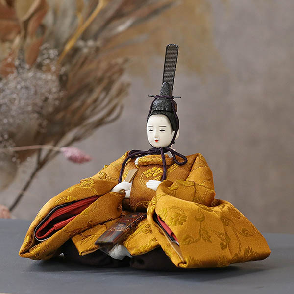 柴田家千代　 雛人形　柴田家千代作 葵 黄櫨染 唐花文様 金茶/赤 柳親王 裾長衣装着 円形 丸型 LED照明付き 満月繭屏風 桜 突板 楕円形飾り台 平飾り　詳細画像